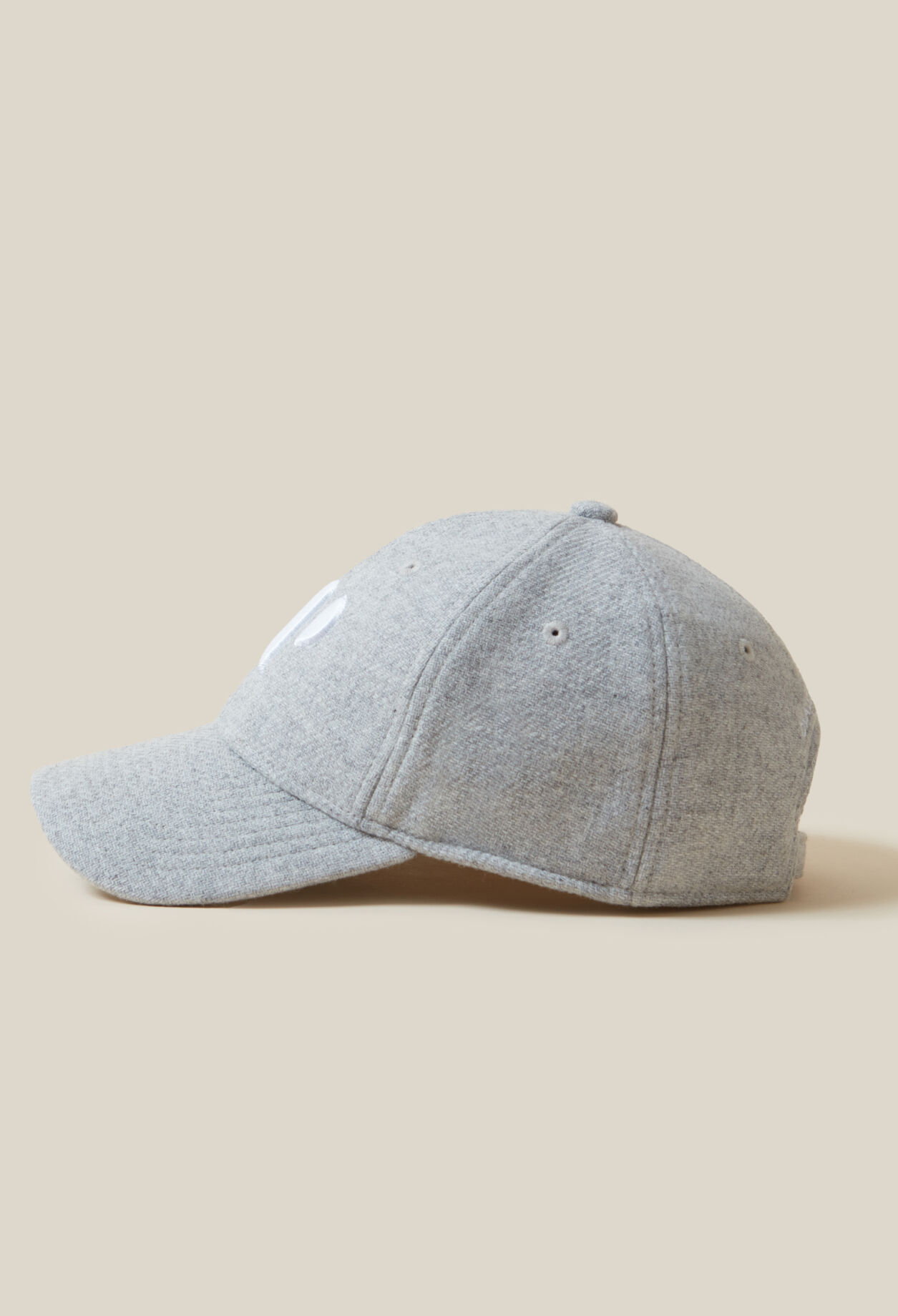 Kappe mit Monogrammstickerei CP
