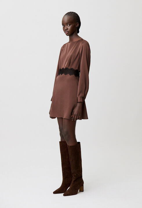 Kurzes flie&szlig;endes Kleid aus Satin
