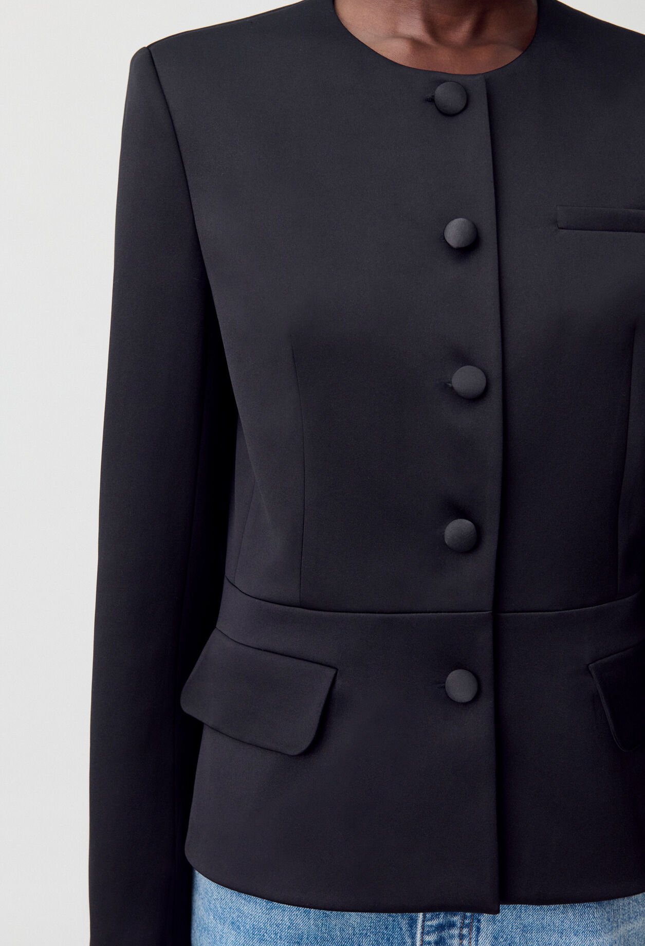 Taillierte, satinierte Jacke