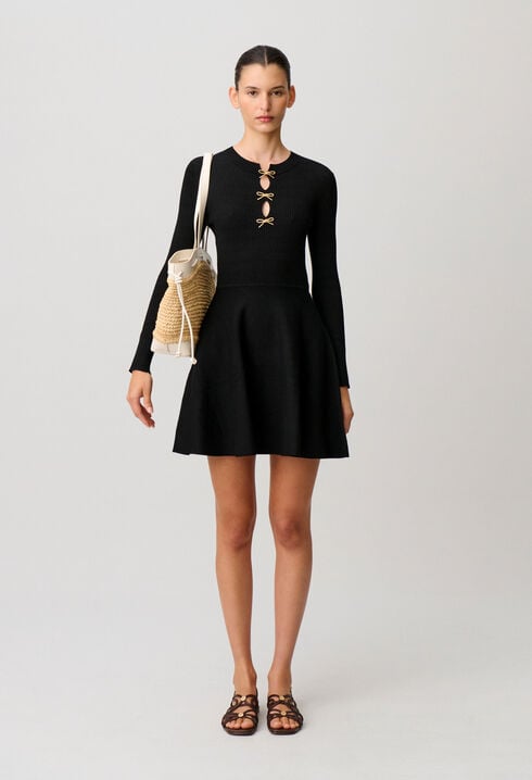 Kurzes Strickkleid mit Knoten