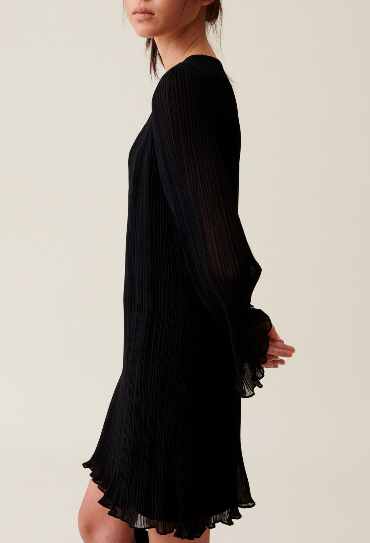 Kurzes, plissiertes Langarmkleid