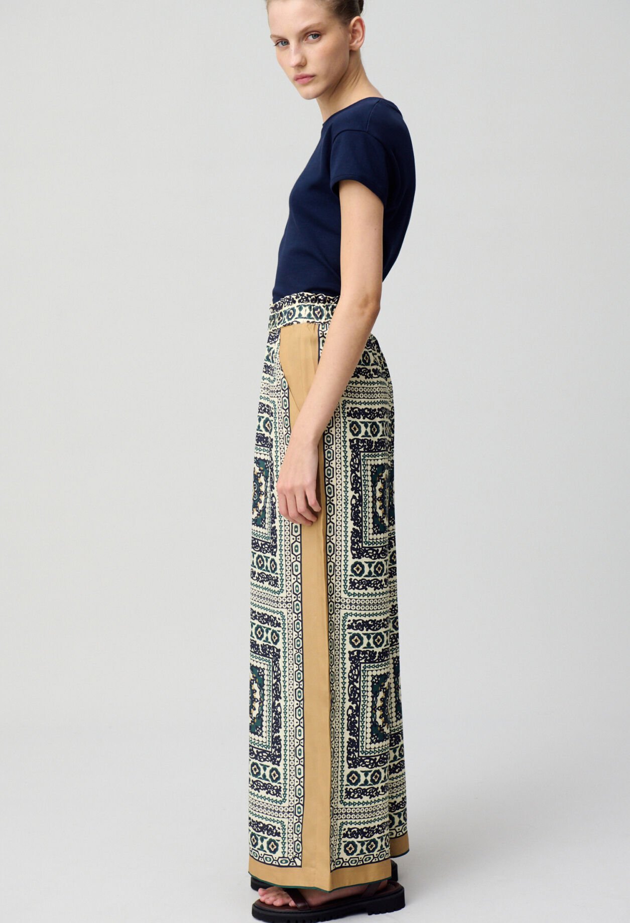 Weit fließende Druckhose
