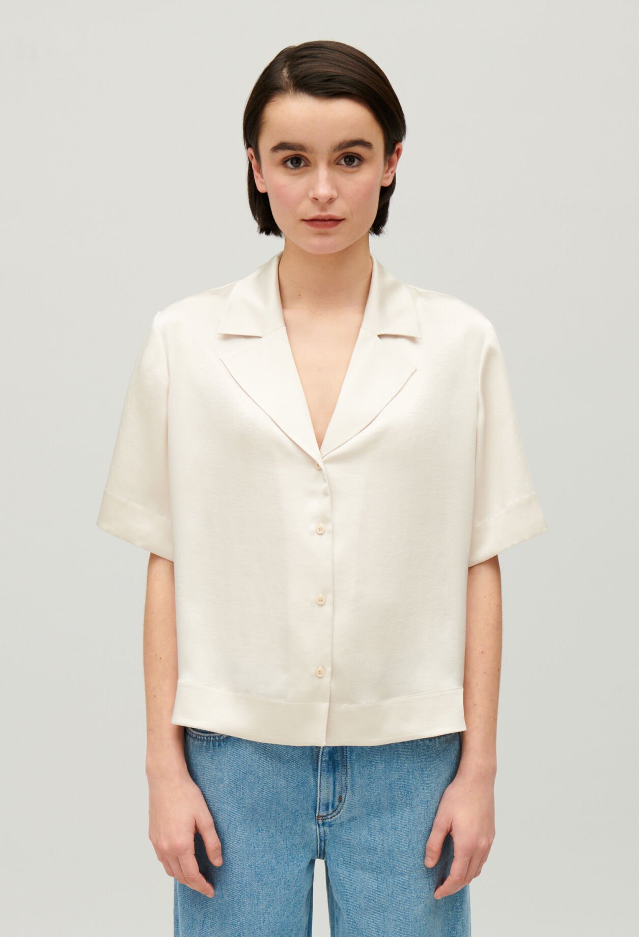 Fließende, kurzärmelige Hemdbluse