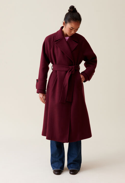 Langer bordeauxfarbener Trenchcoat