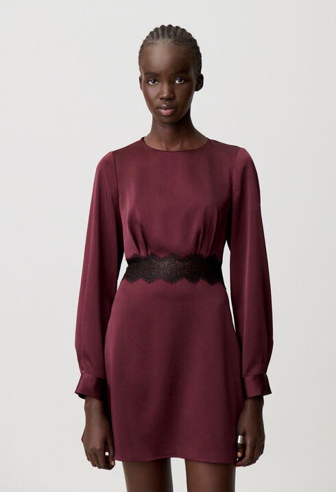Kurzes flie&szlig;endes Kleid aus Satin