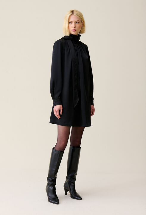 Schwarzes Kleid mit Schluppe