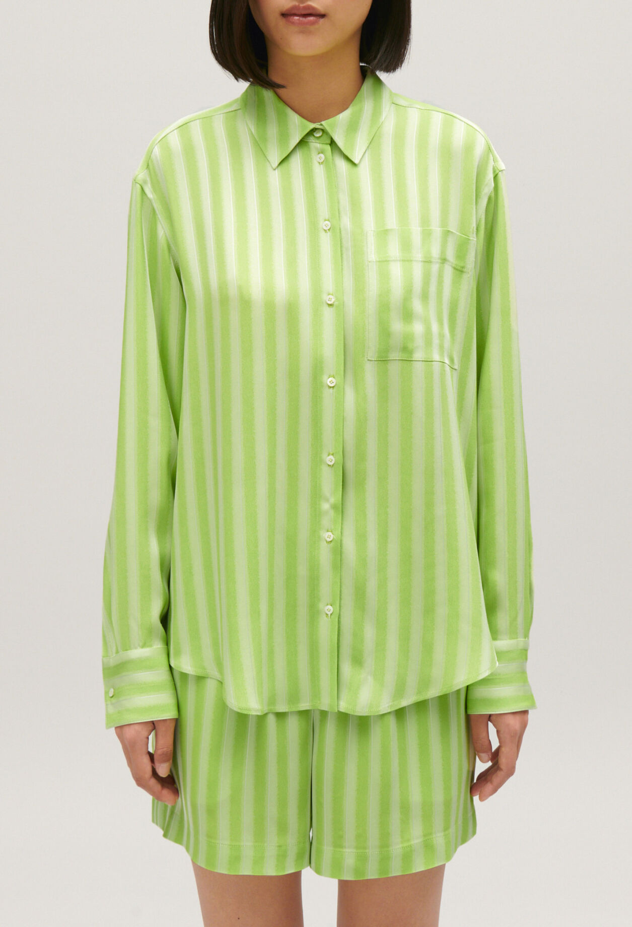 Flie&szlig;ende Hemdbluse mit Matcha-Streifen