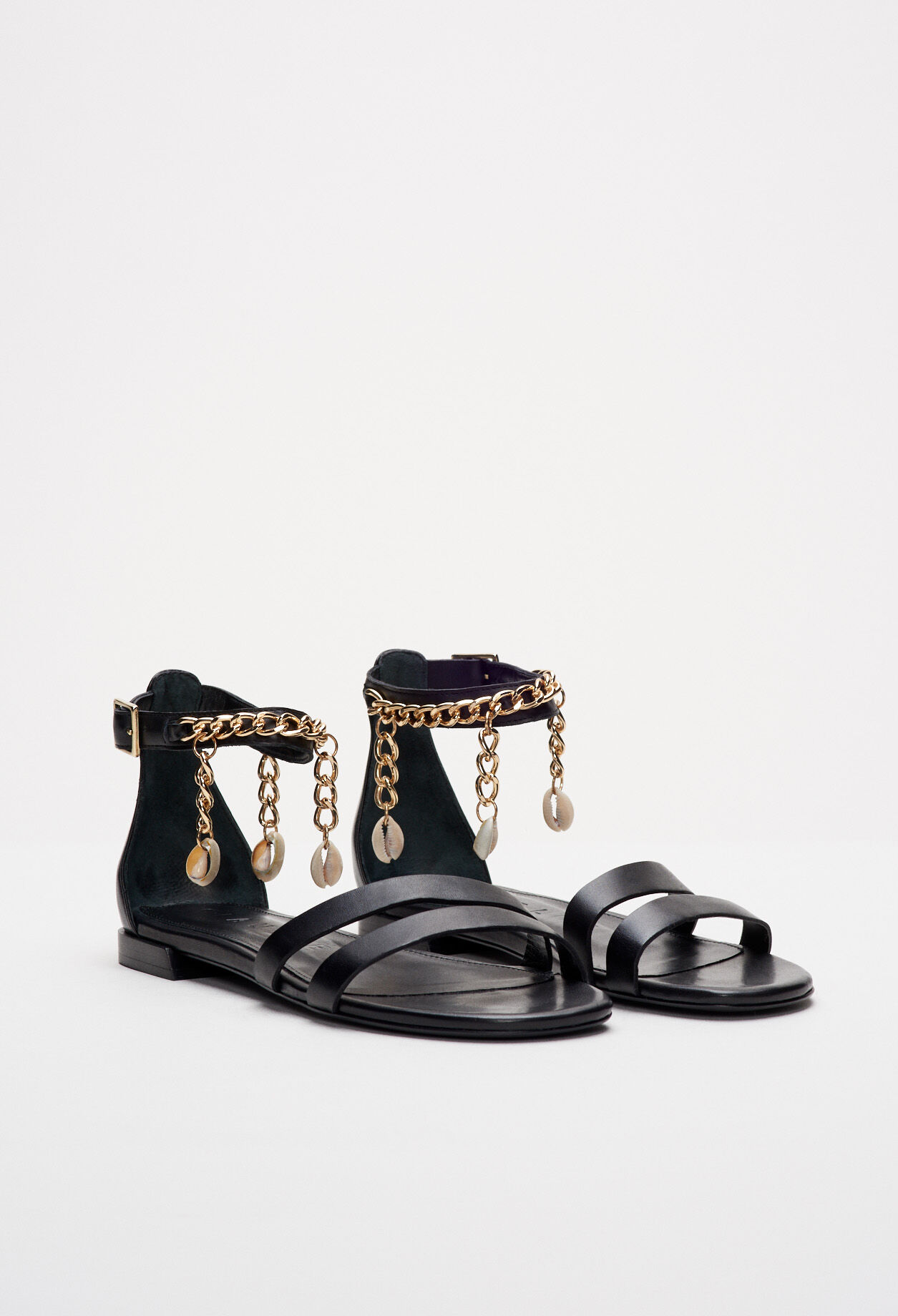 Sandalen mit Metallkette