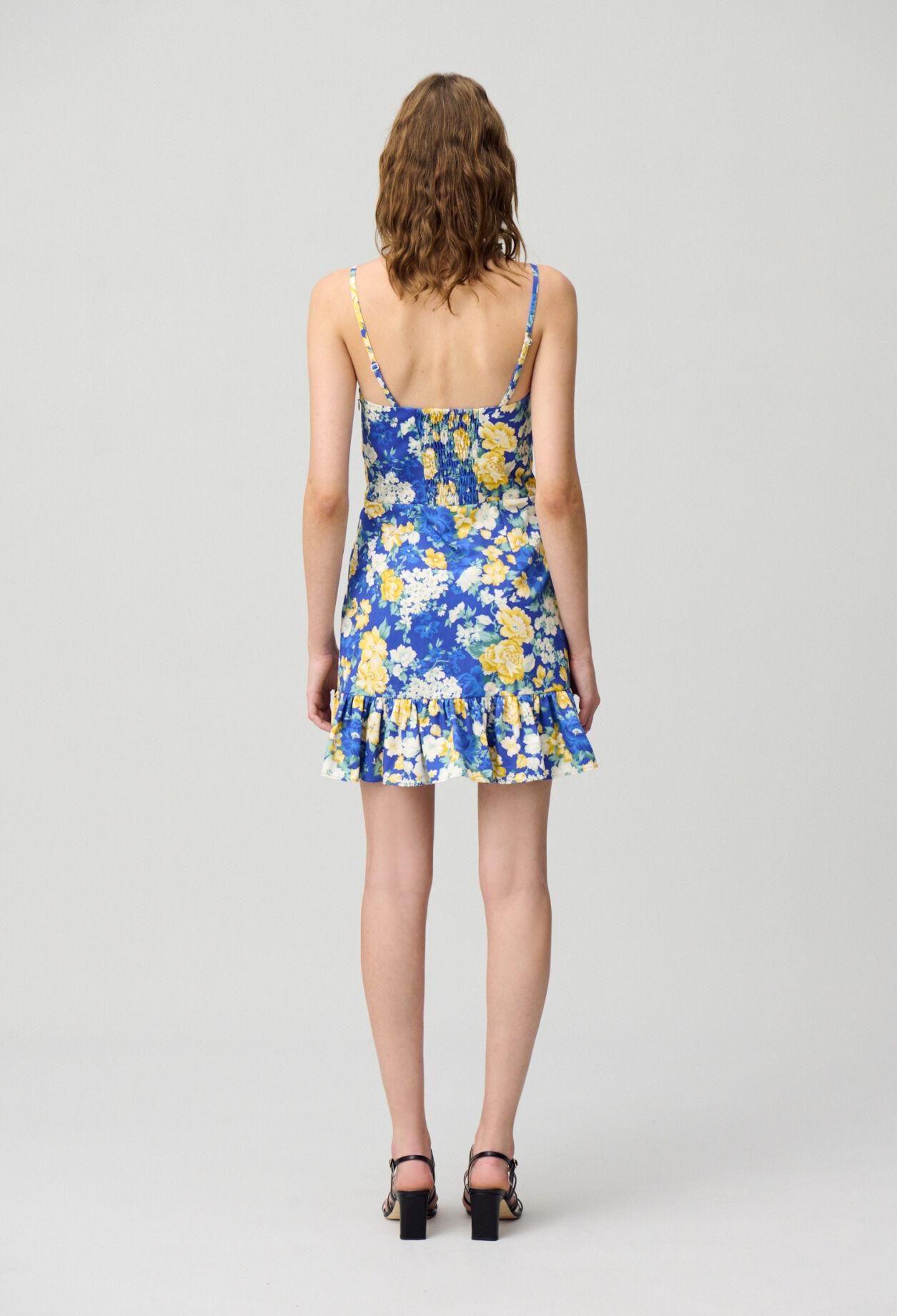 Kurzes Kleid mit Rüschen