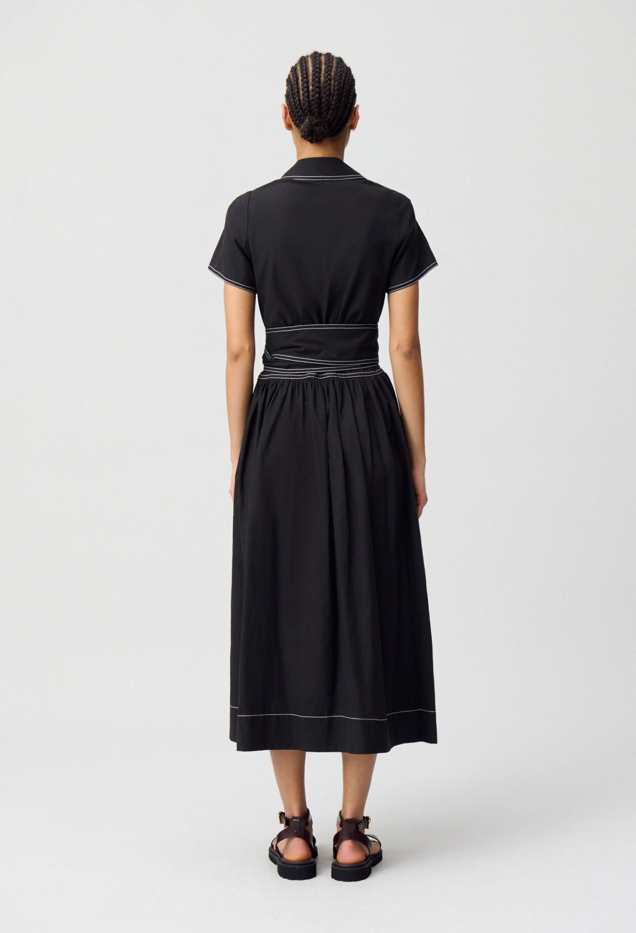 Langes Kleid mit Gürtel