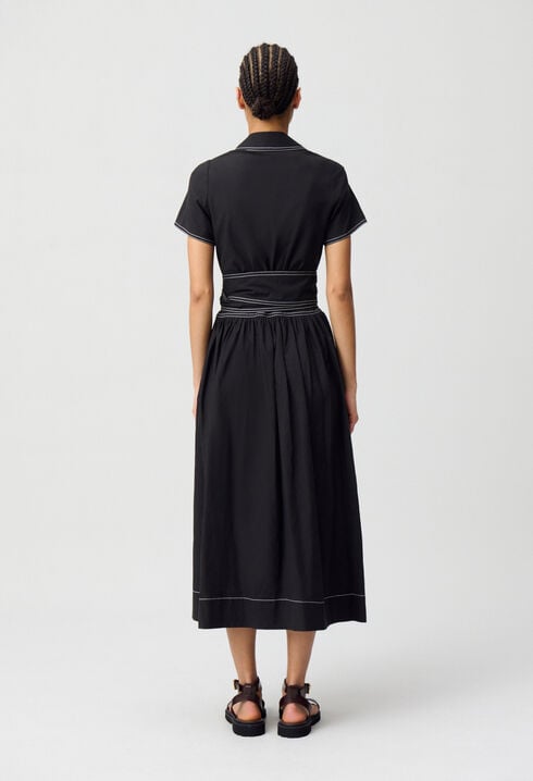 Langes Kleid mit Gürtel
