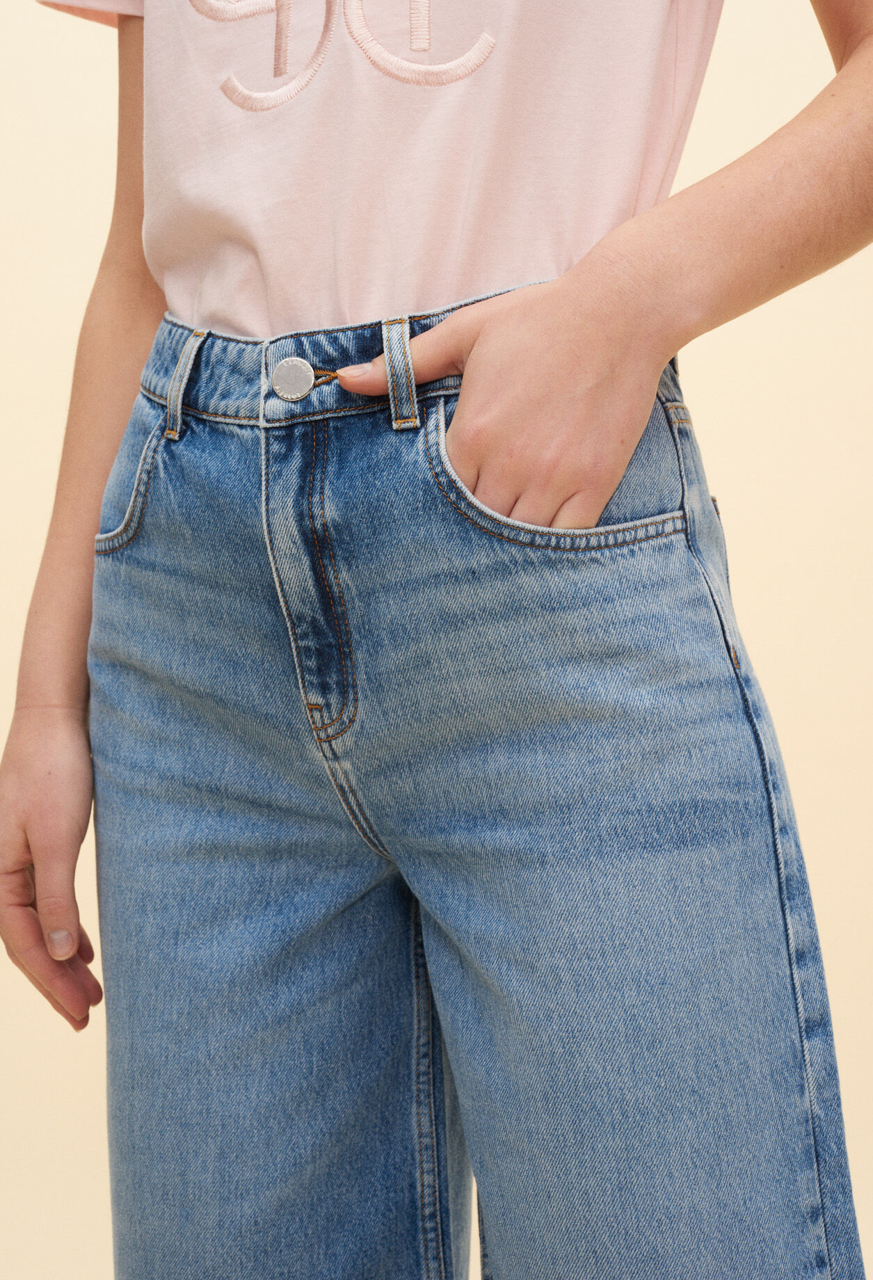 Ausgestellte Jeans-Bermudashorts