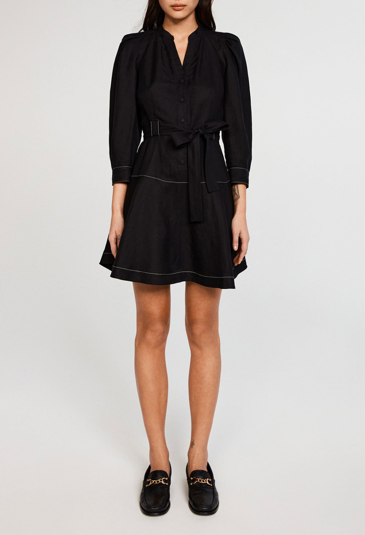 Kurzes, tailliertes Kleid