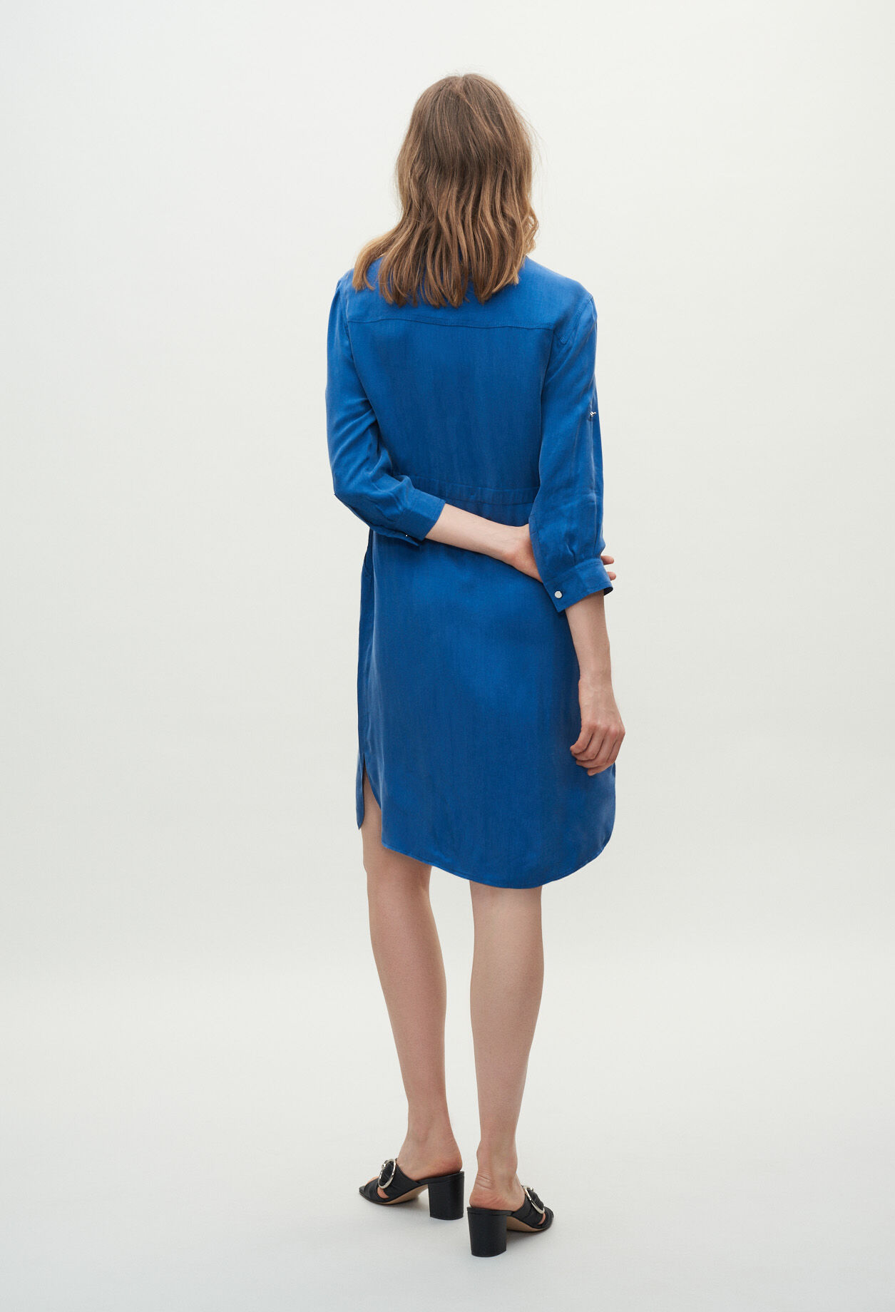 Kleid mit Knöpfen und Rundhalsausschnitt