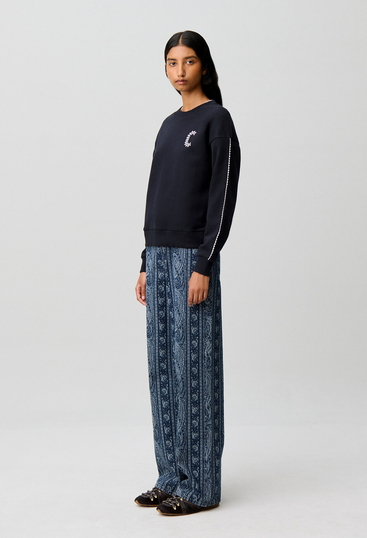 Bio-Sweatshirt mit C-Stickerei