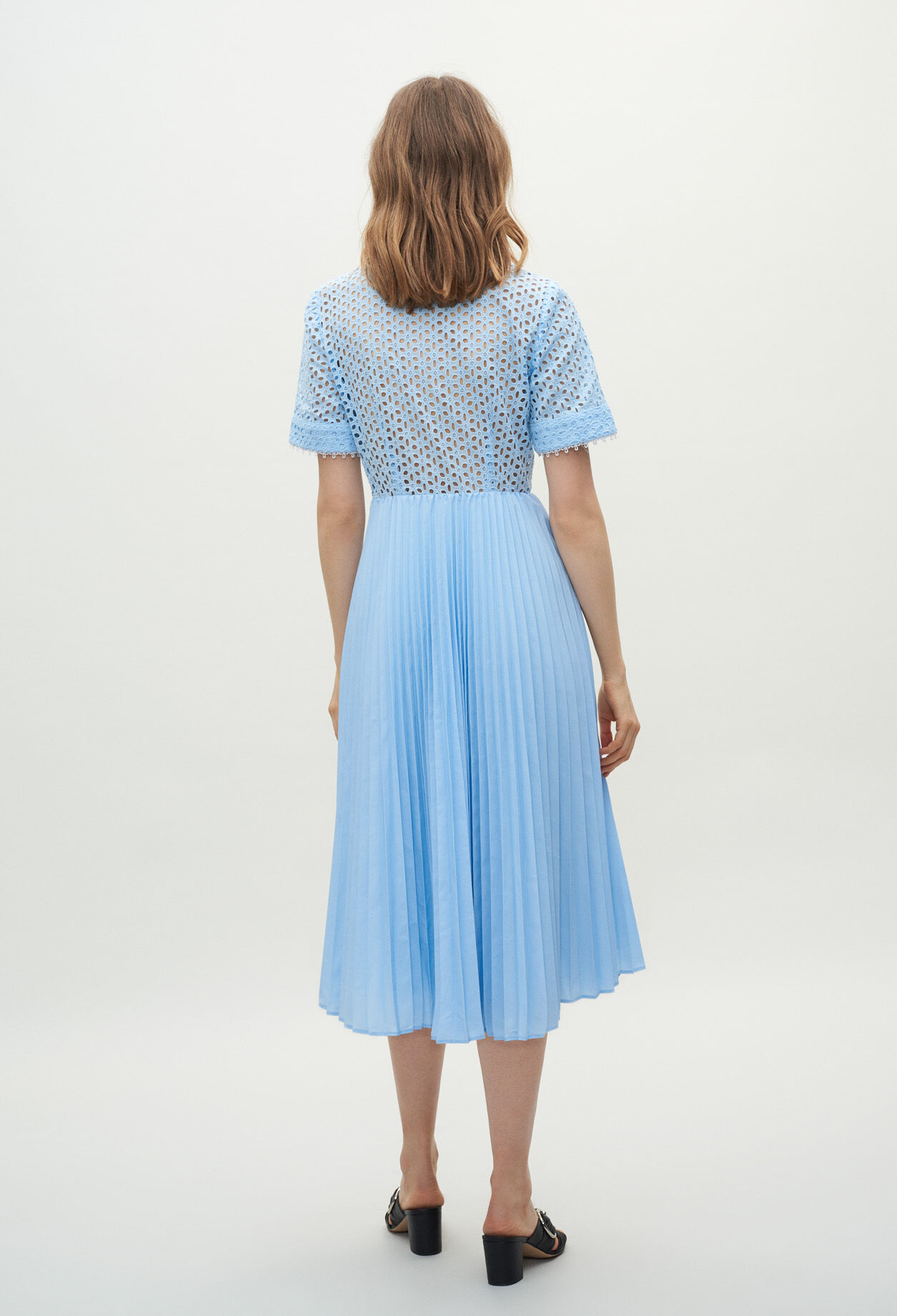 Azurblaues Kleid plissiert