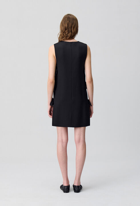 Kurzes Kleid mit Schleifen
