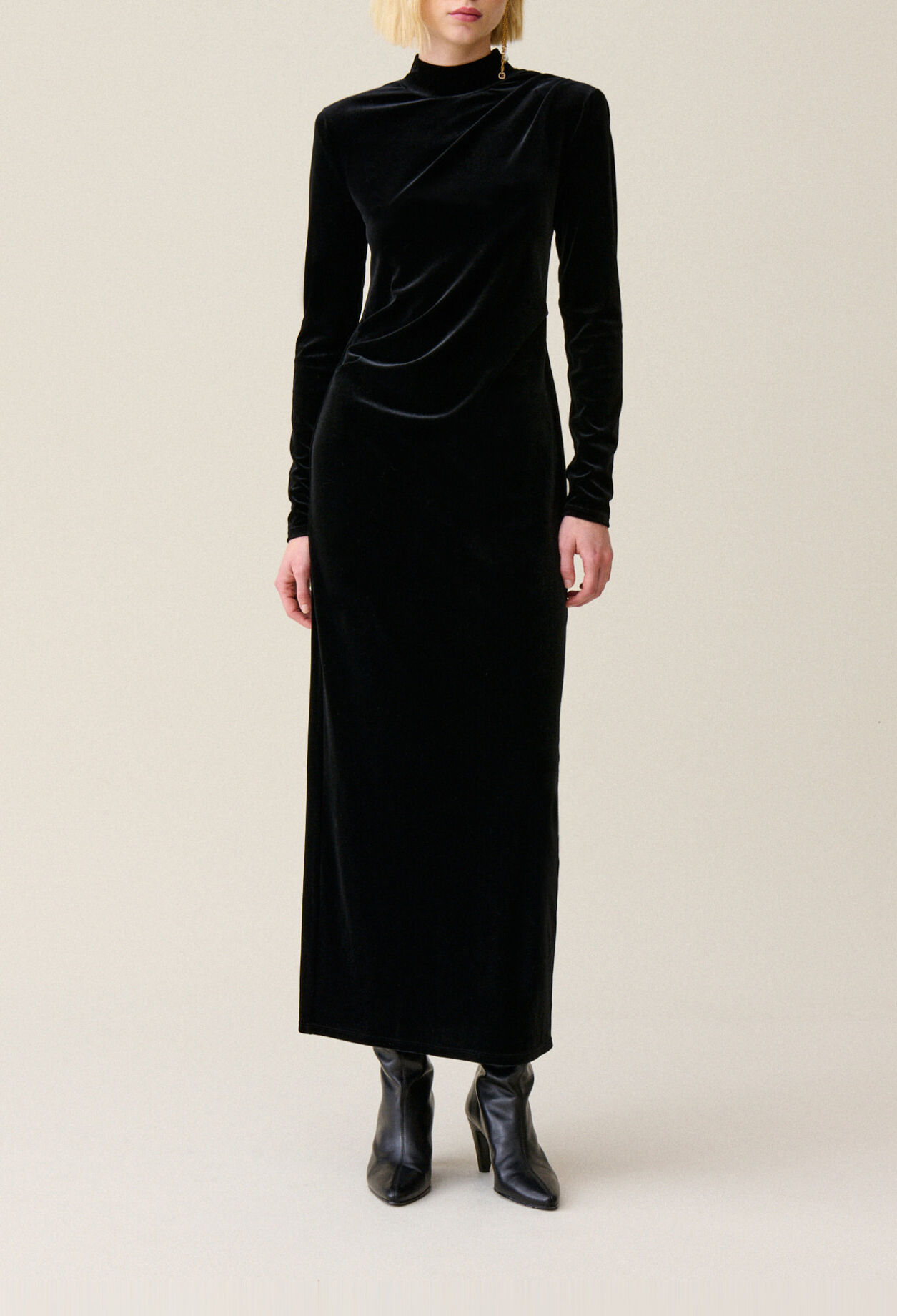 Schwarzes, tailliertes Samtkleid
