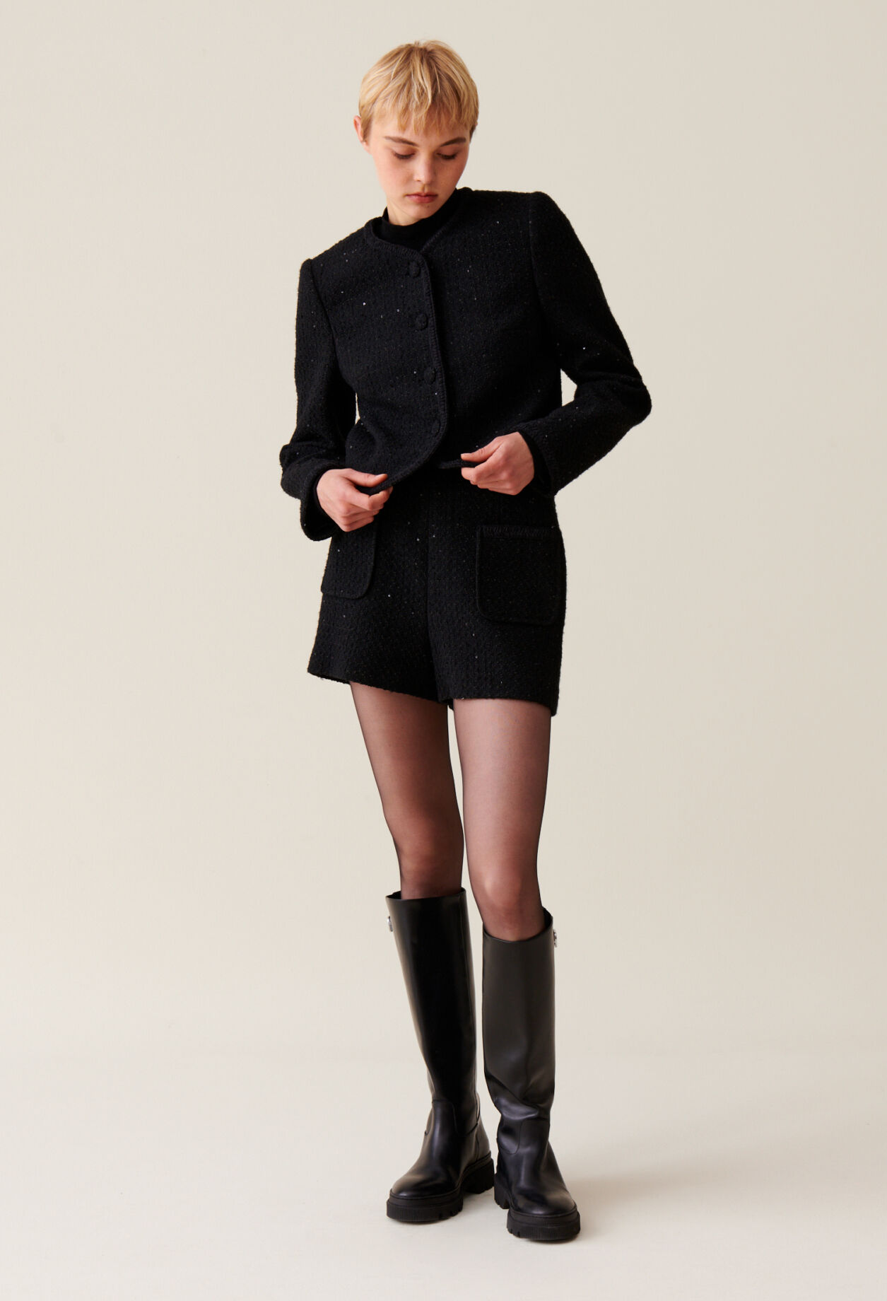 Schwarze Tweedjacke gerade