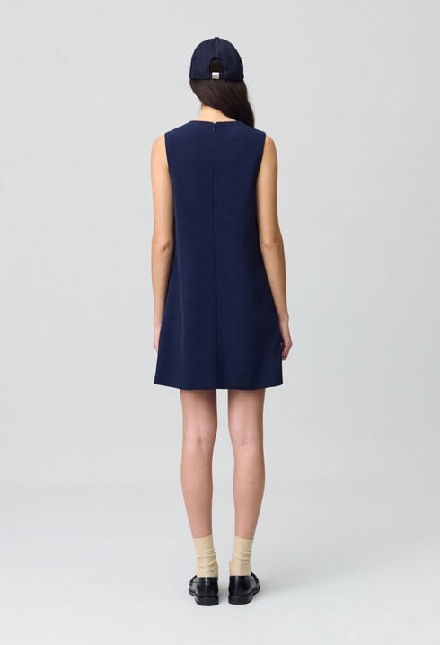 Tailliertes kurzes Kleid