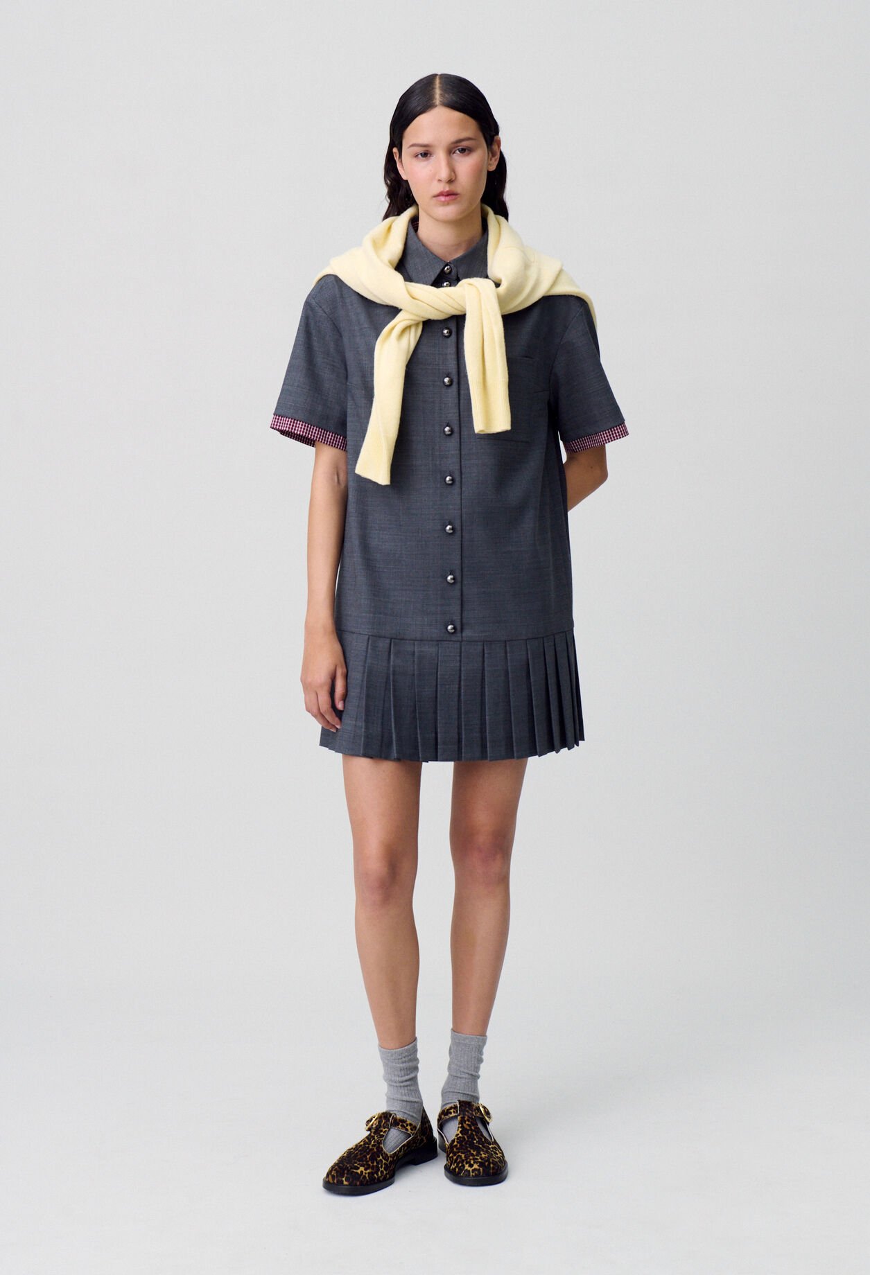 Plissiertes kurzes Kleid