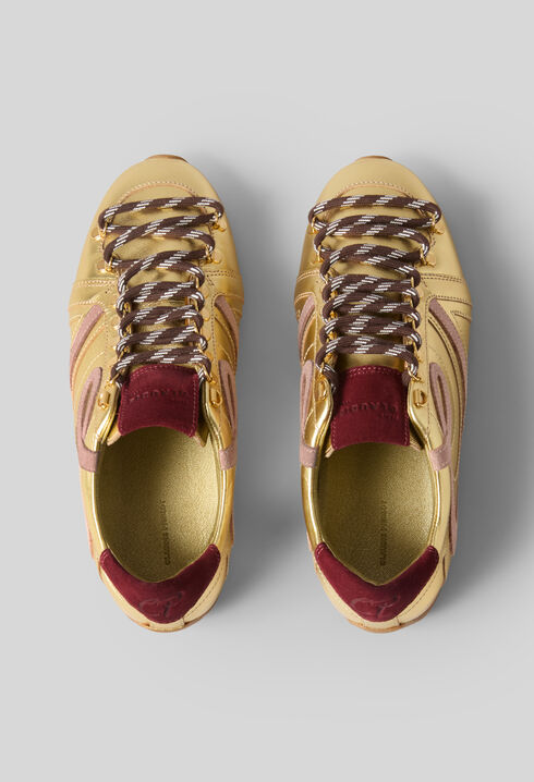 Goldene Swing-Sneaker