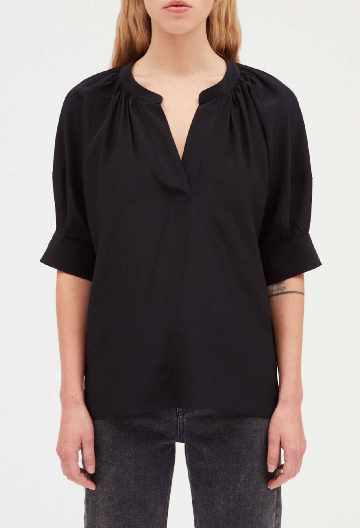 Schwarze Seidenbluse mit kurzen Ärmeln