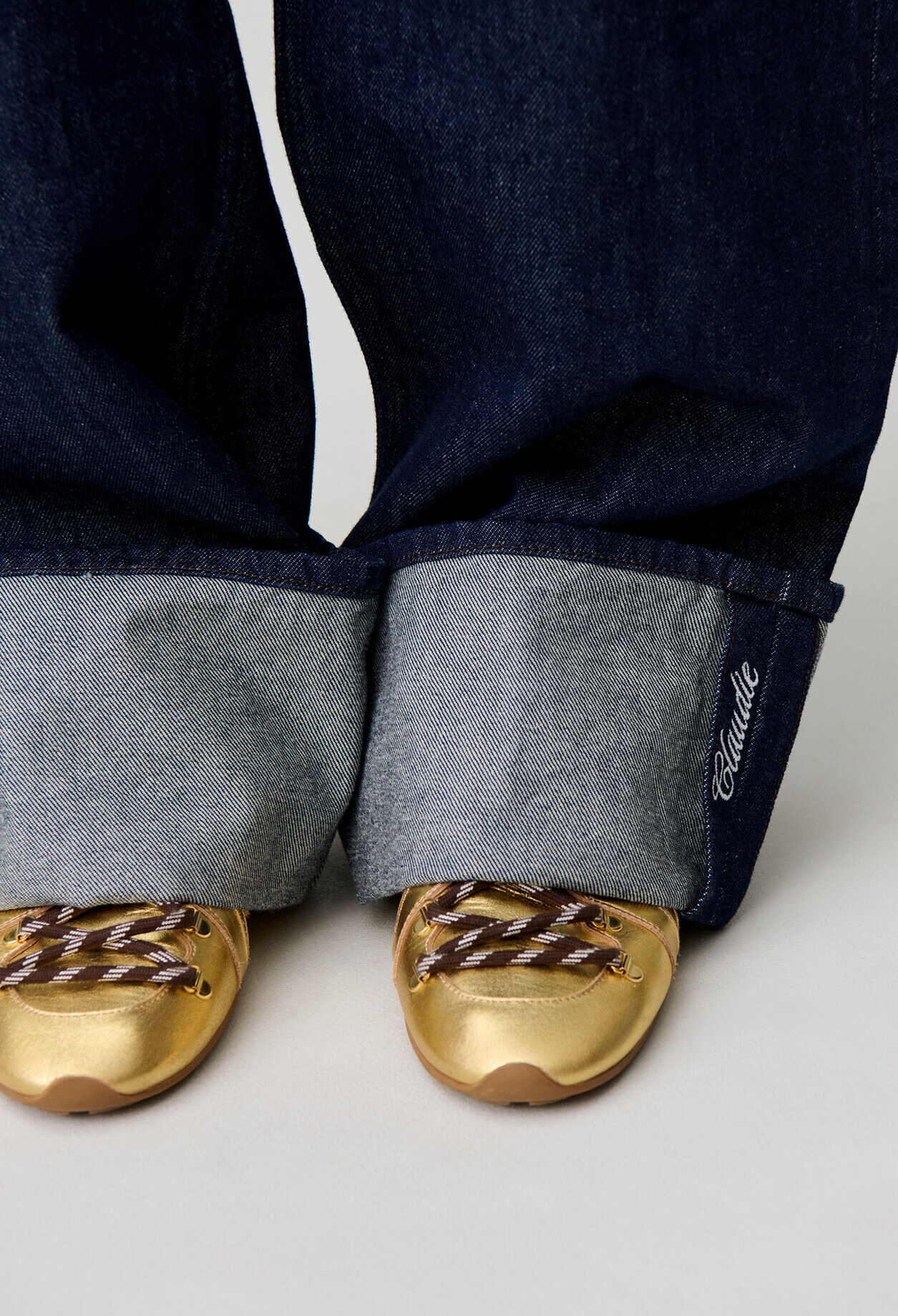 Weite Jeans, bestickter Umschlag