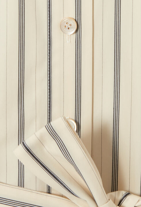 Kurzes Kleid mit langen &Auml;rmeln