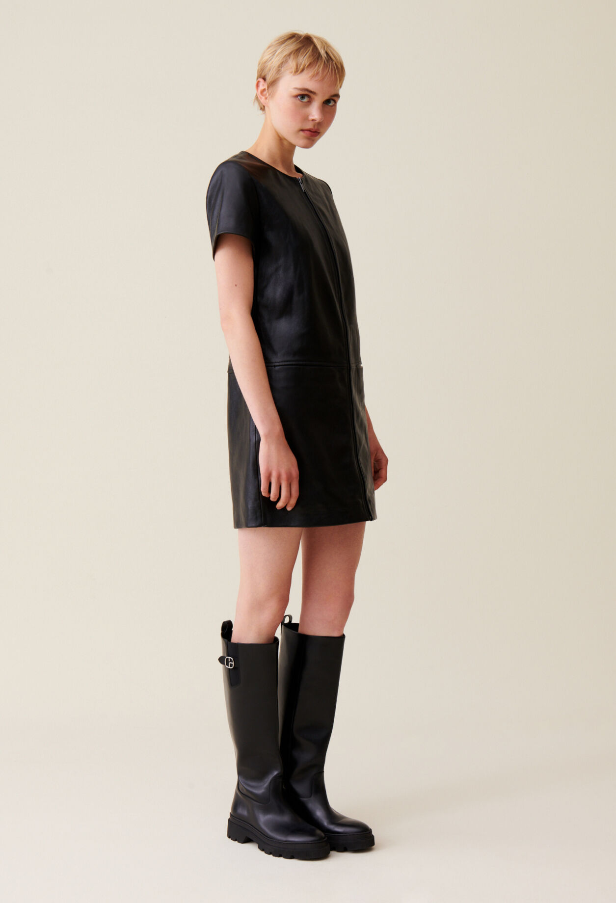 Kurzes Lederkleid mit Reißverschluss