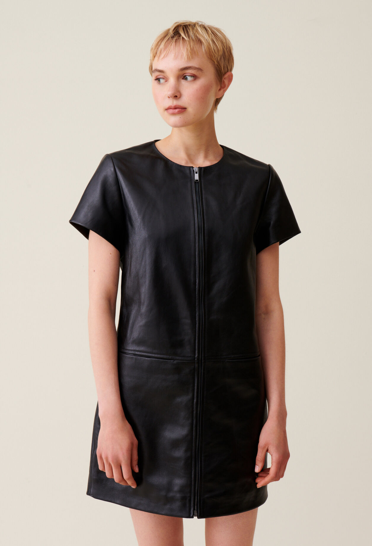 Kurzes Lederkleid mit Reißverschluss