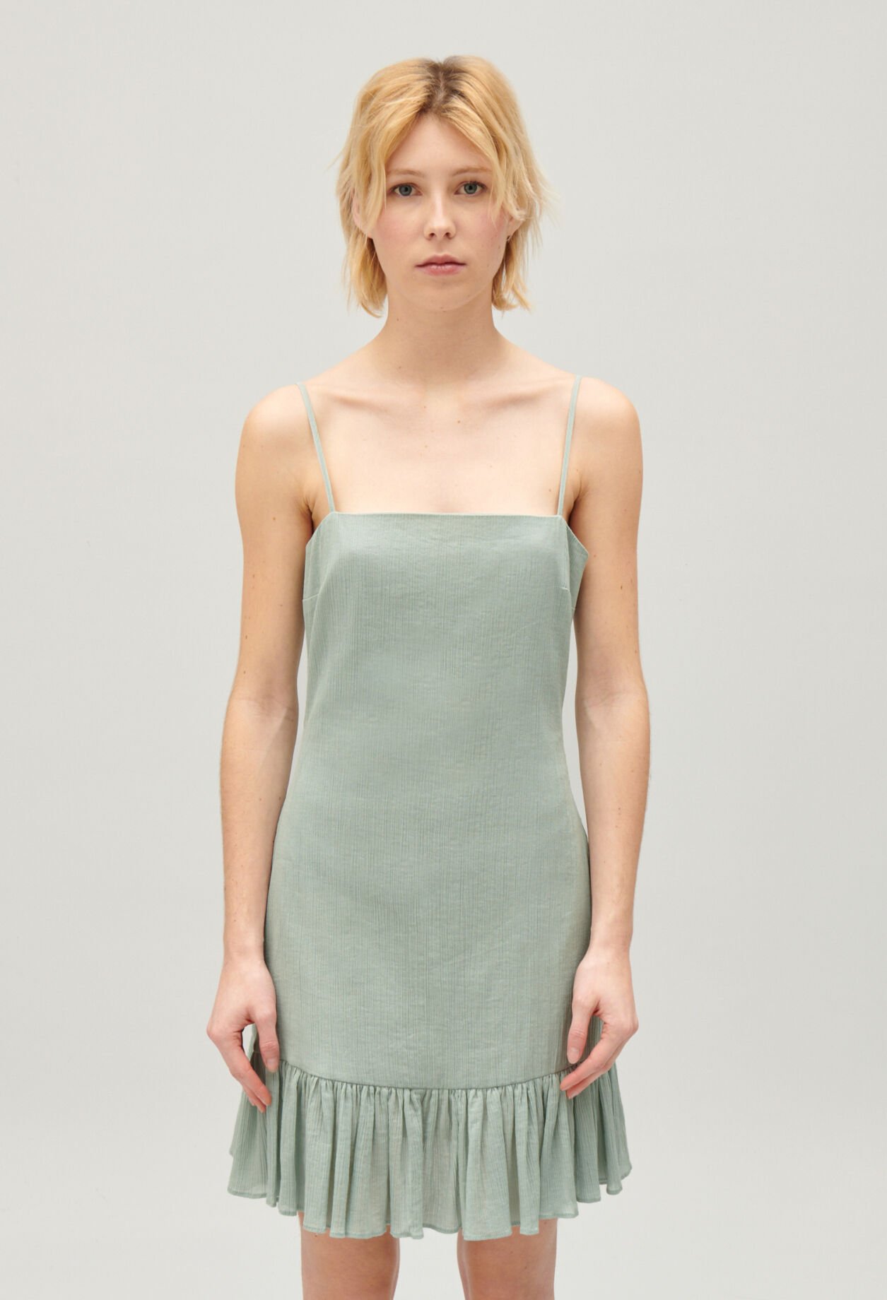 Kurzes, volantiertes Kleid Mandel-Beige