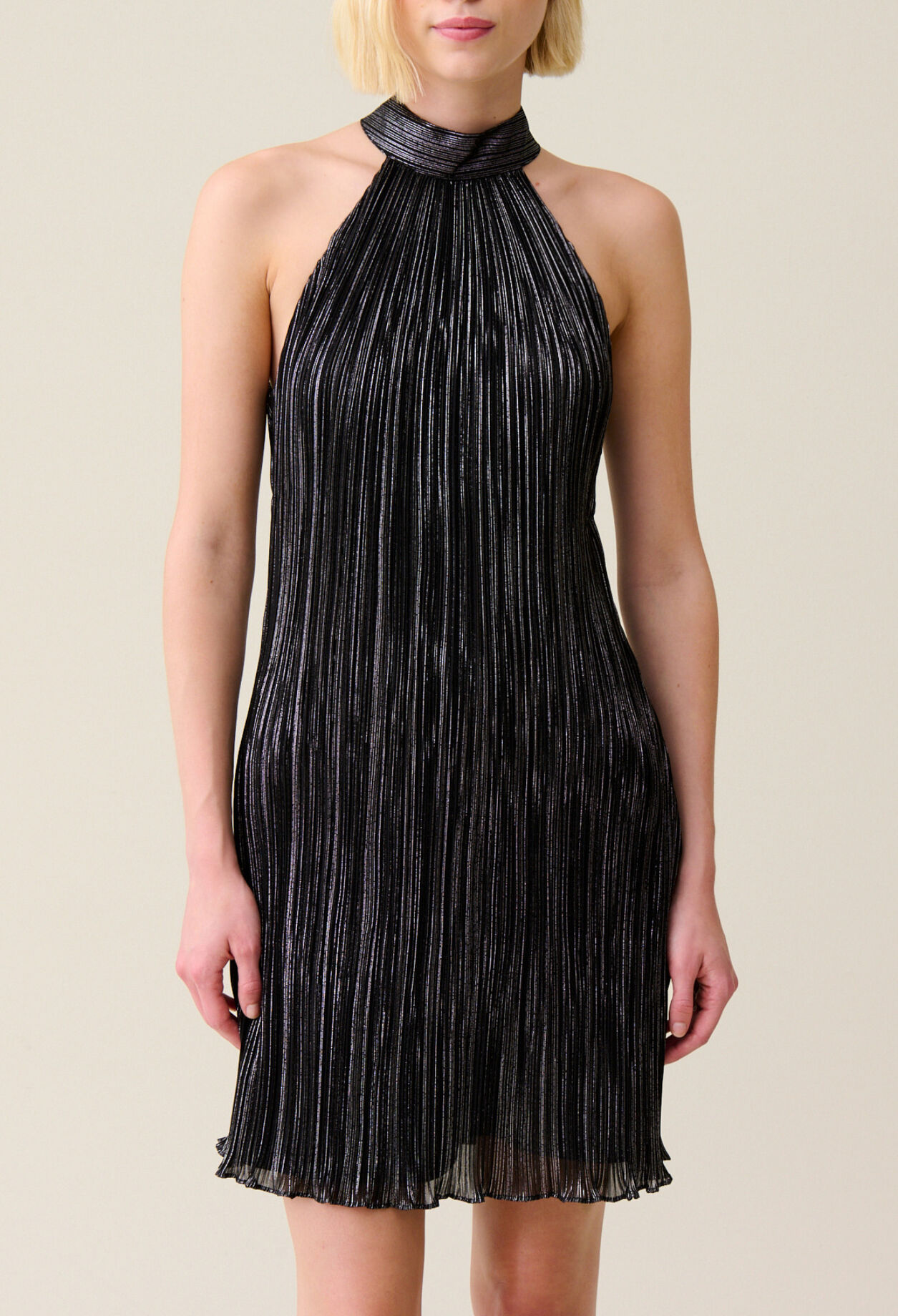 Kurzes silbernes Plissee-Kleid