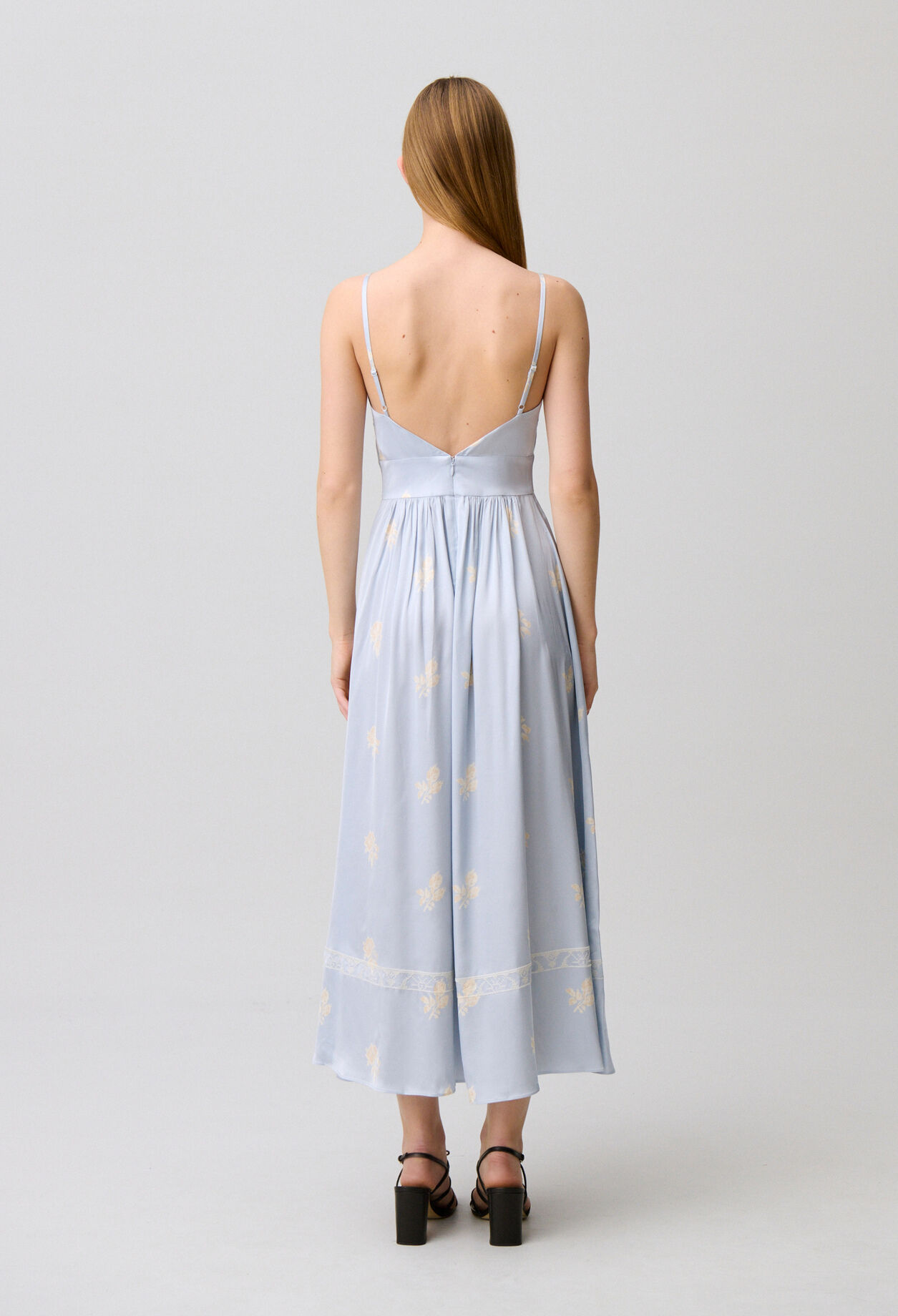 Flie&szlig;endes Tr&auml;gerkleid
