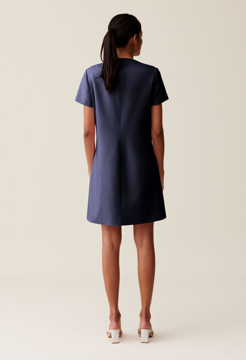 Kurzes Kleid mit Knöpfen