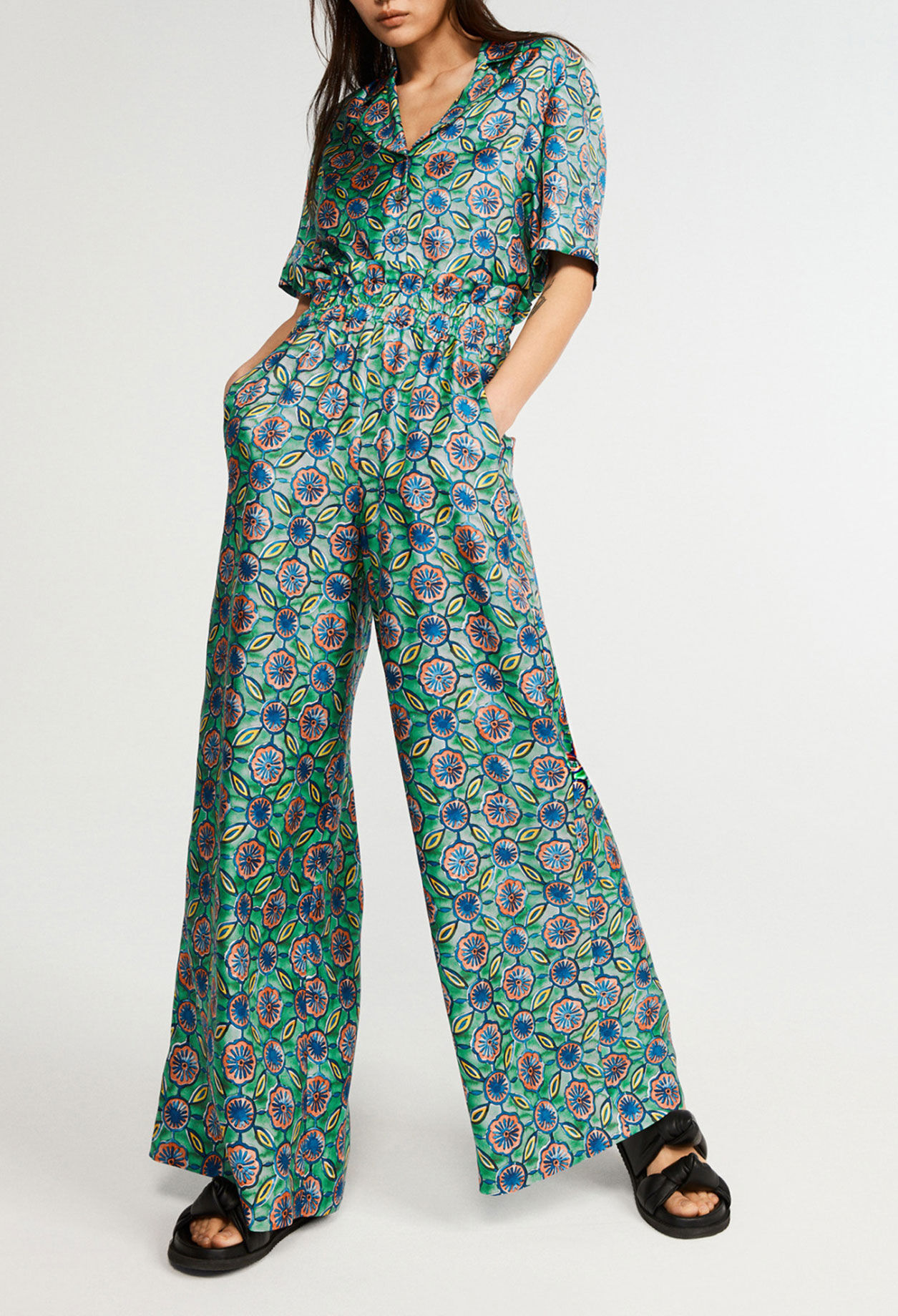 Ausgestellte Hose mit Motiven