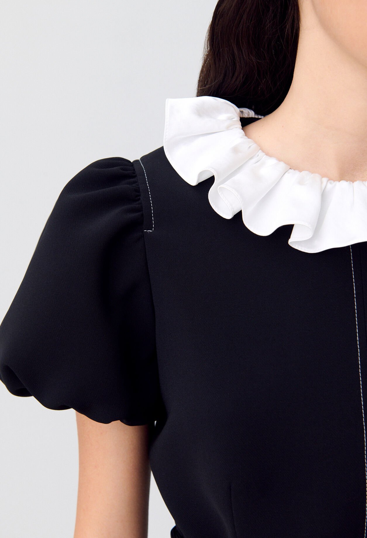 Kurzes Kleid mit Kragen