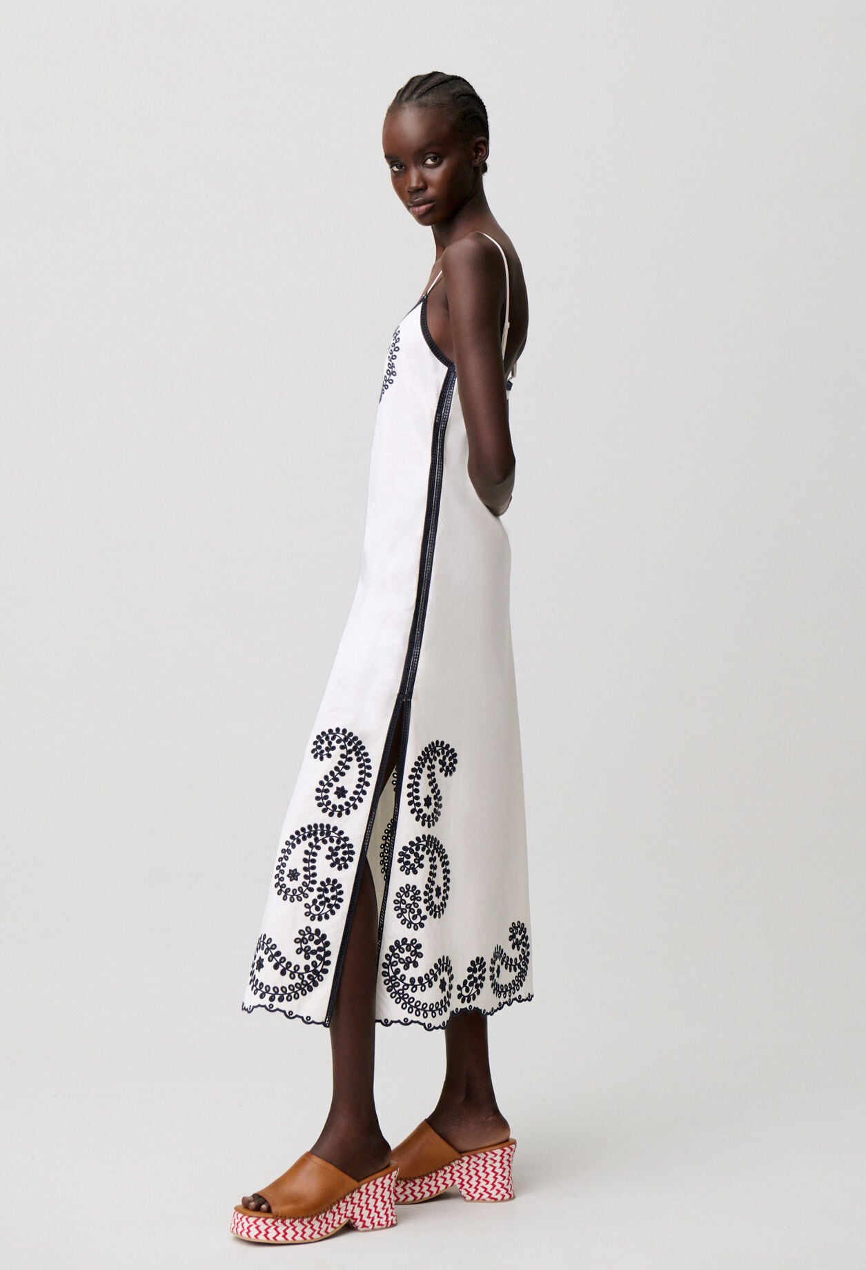 Kleid mit Lochstickerei