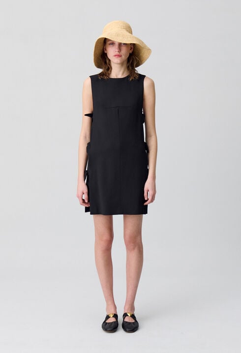 Kurzes Kleid mit Schleifen