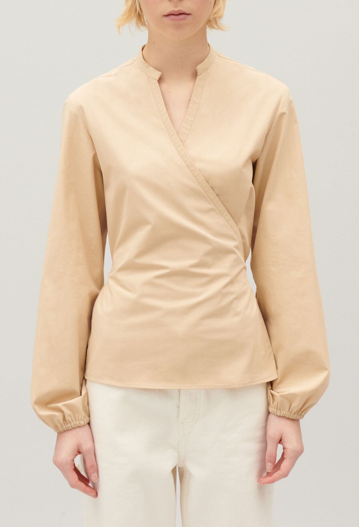 Sandfarbene Wickelbluse