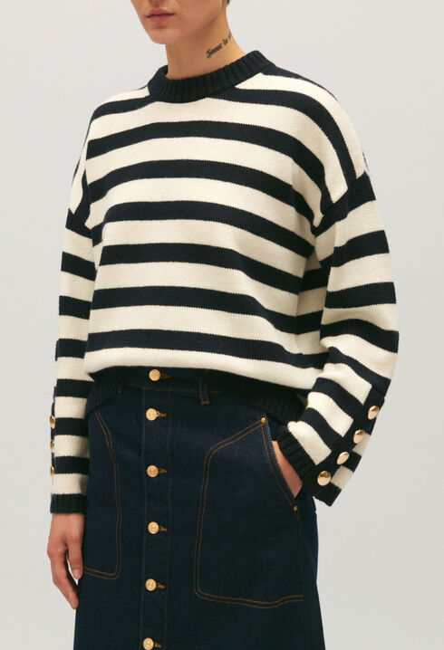 Zweifarbig gestreifter weiter Pullover