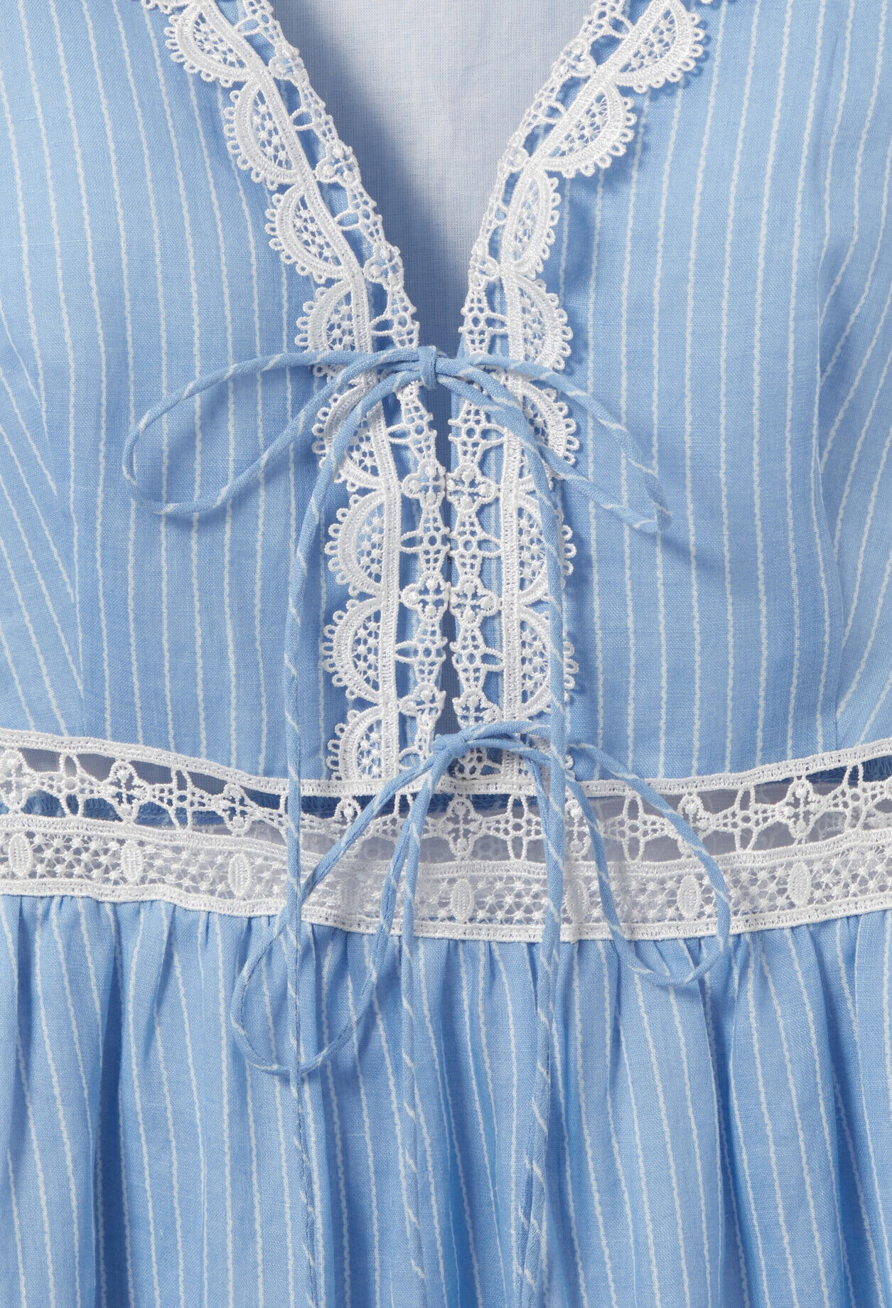 Langes gestreiftes Spitzenkleid
