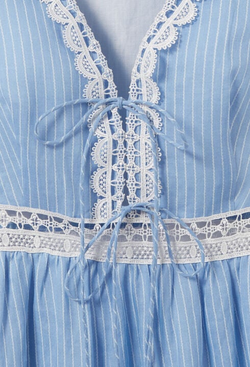 Langes gestreiftes Spitzenkleid