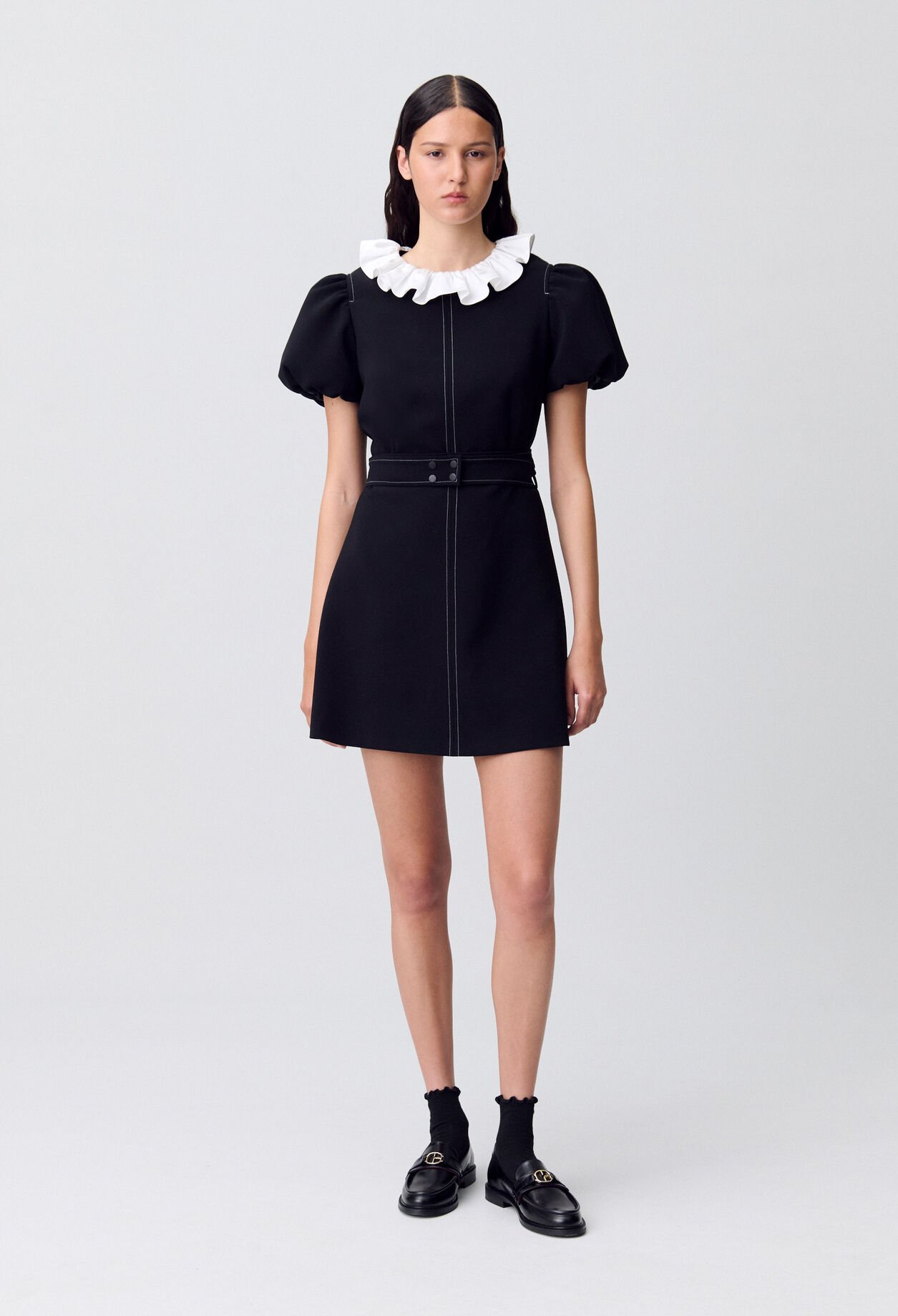 Kurzes Kleid mit Kragen