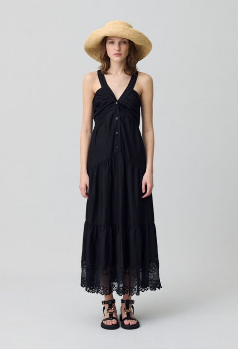 Langes Kleid mit Blumenstickereien