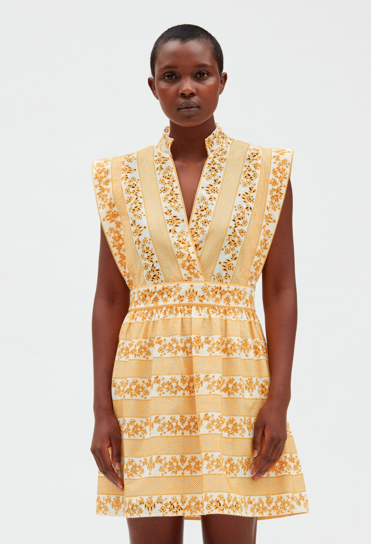Kurzes besticktes Kleid aus Baumwolle