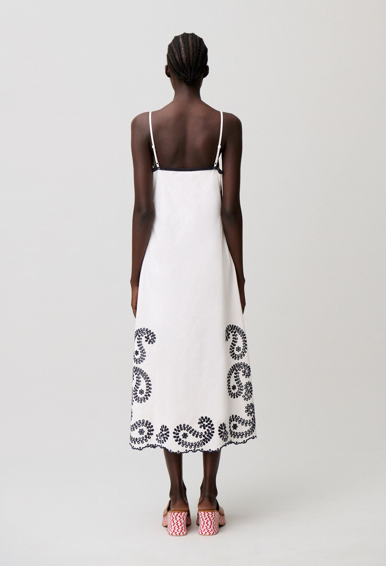 Kleid mit Lochstickerei