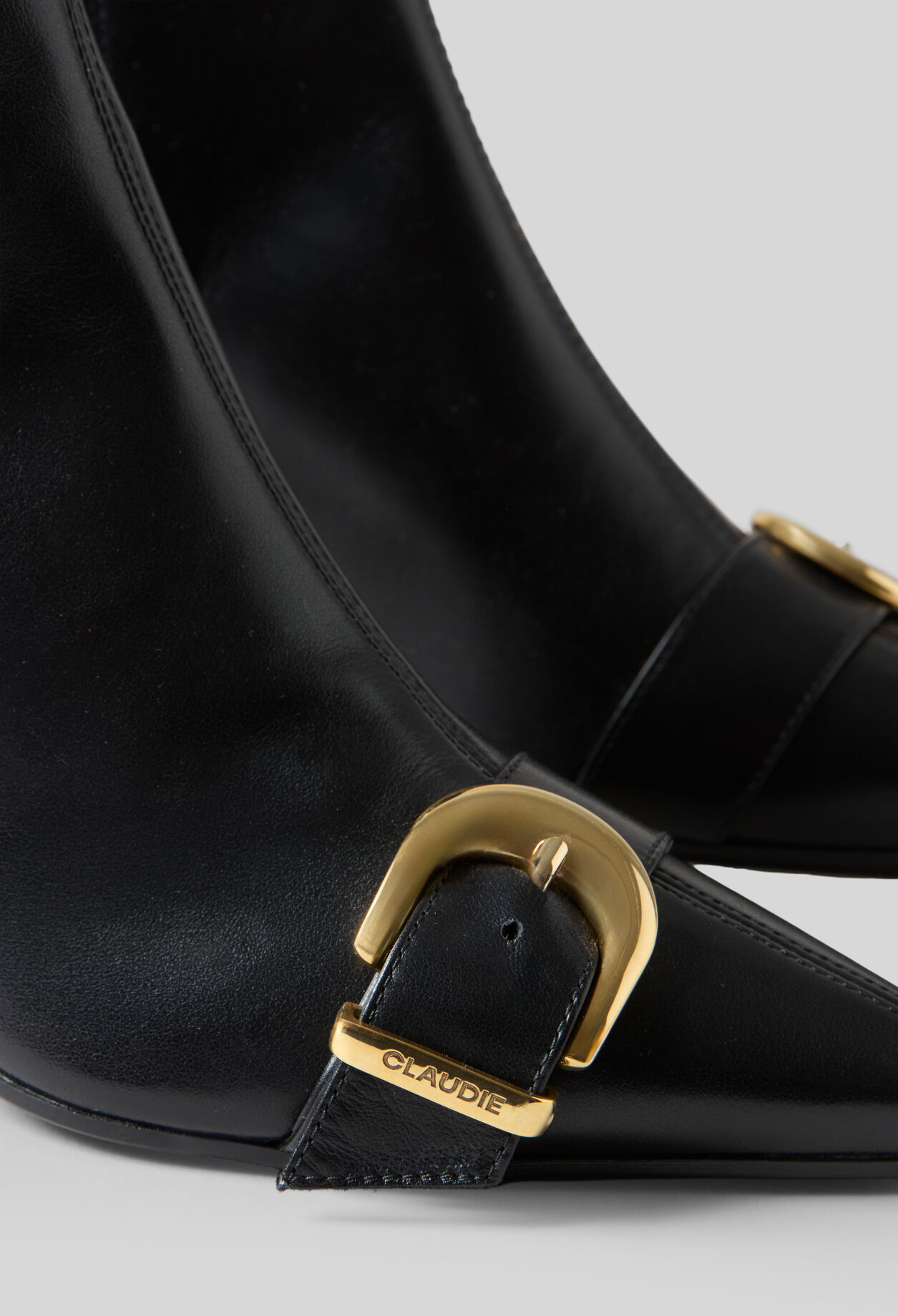 Lederstiefeletten mit Goldschnalle