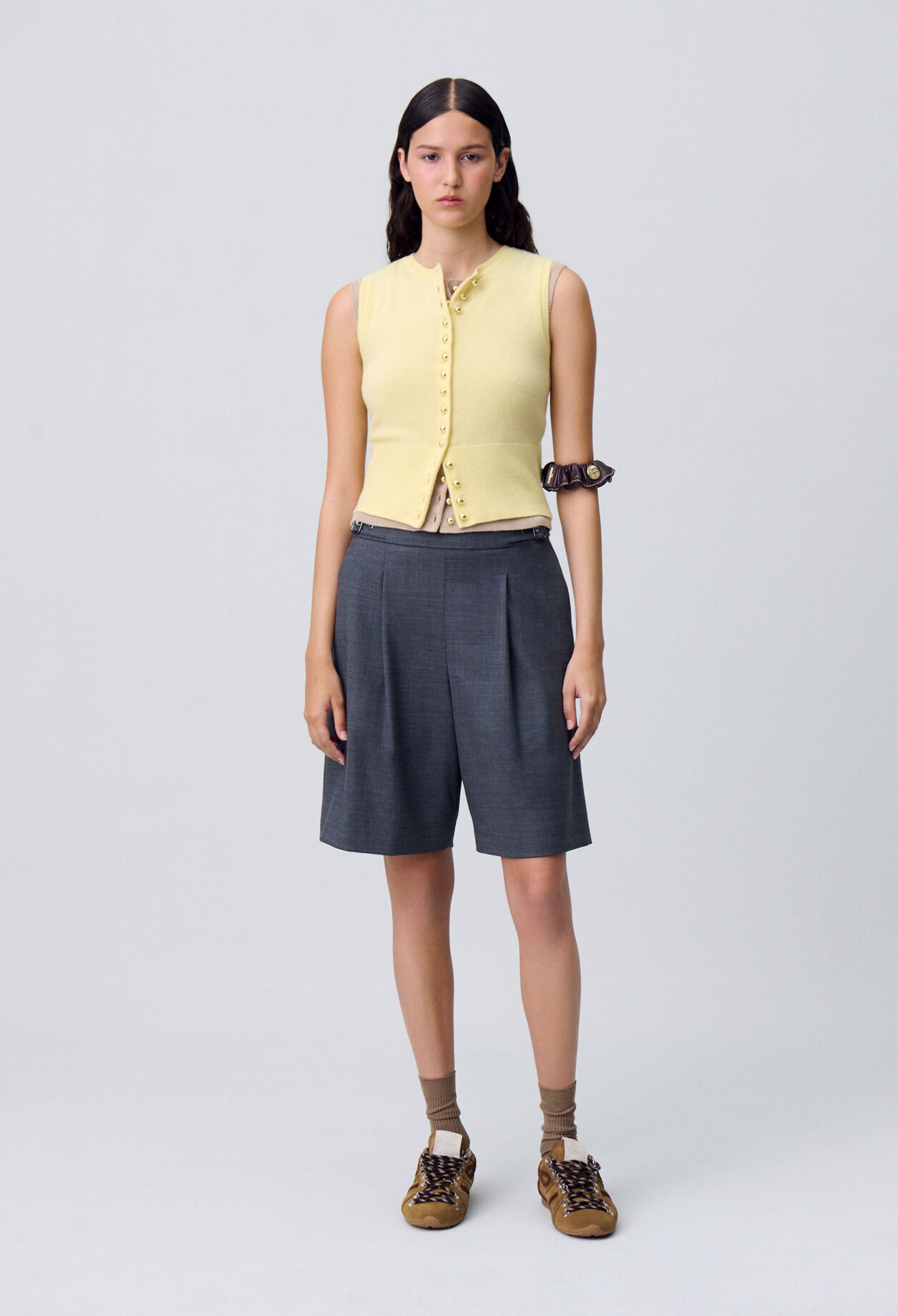 Kurze Bermuda-Shorts mit Falten.