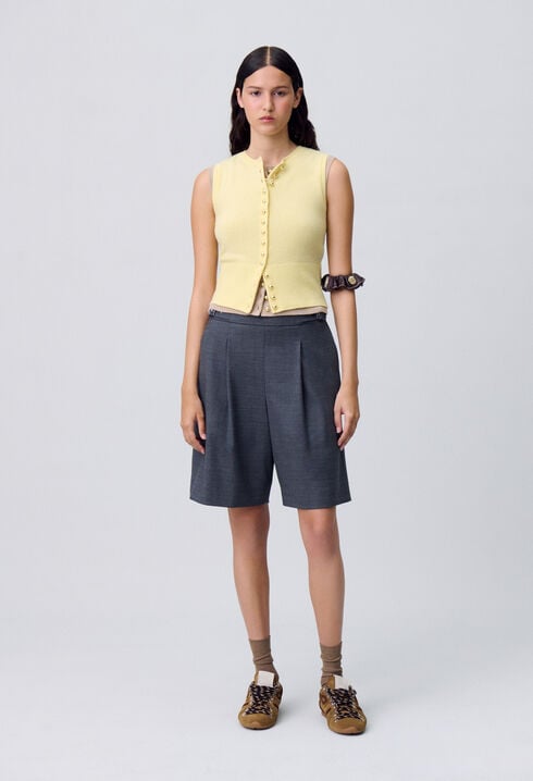 Kurze Bermuda-Shorts mit Falten.